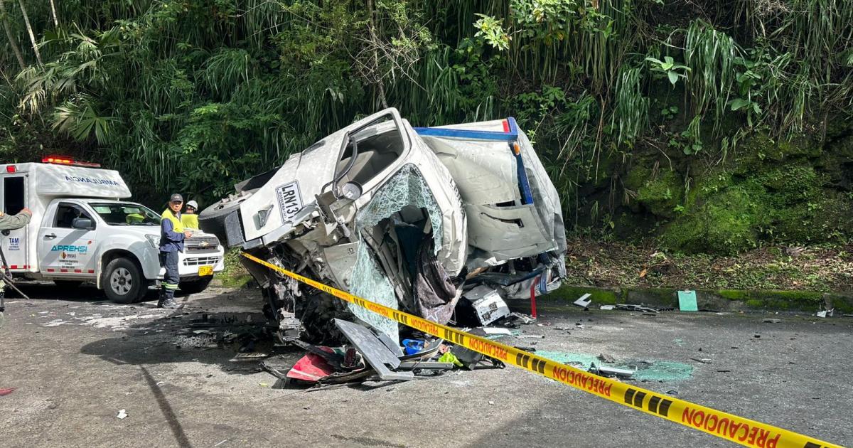 Dos personas fueron dadas de alta tras siniestro vial entre un bus y un camión en la vía Tarazá - Caucasia