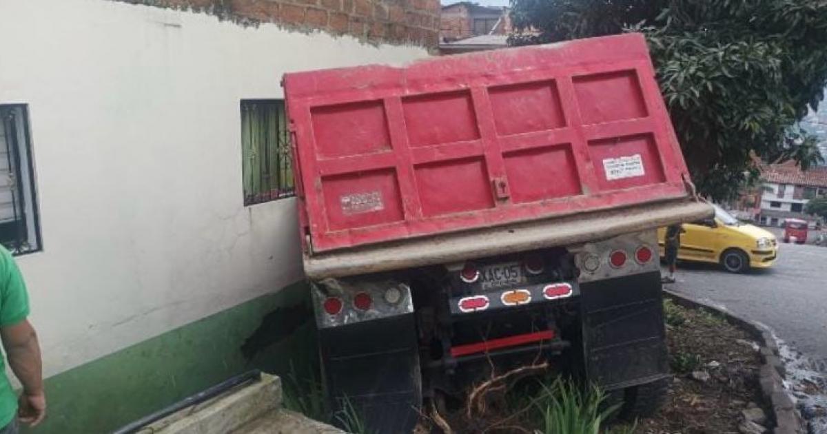 [FOTOS] Volqueta se salió de la vía y chocó contra una vivienda en Manrique, Medellín