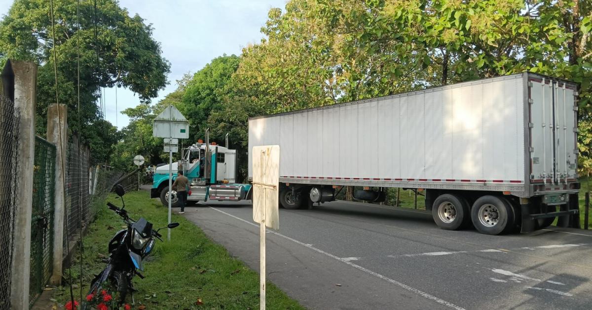 Bloqueo en vía Tarazá - Caucasia por protestas contra operativos mineros 