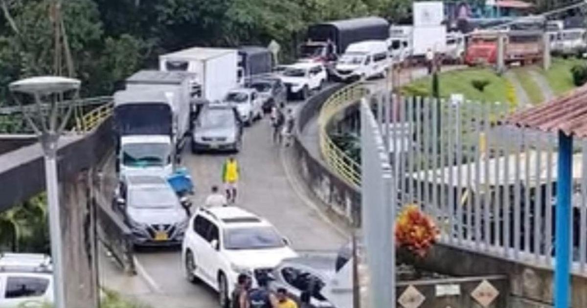 Camioneros bloquean vía Quibdó - Medellín en protesta contra restricciones de INVÍAS
