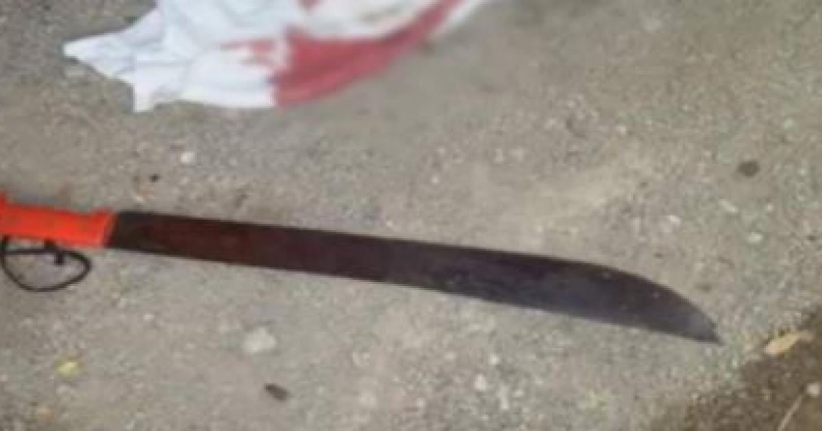 Denuncian que jóvenes en Medellín se citan por redes sociales para pelear con machetes fuera de colegios