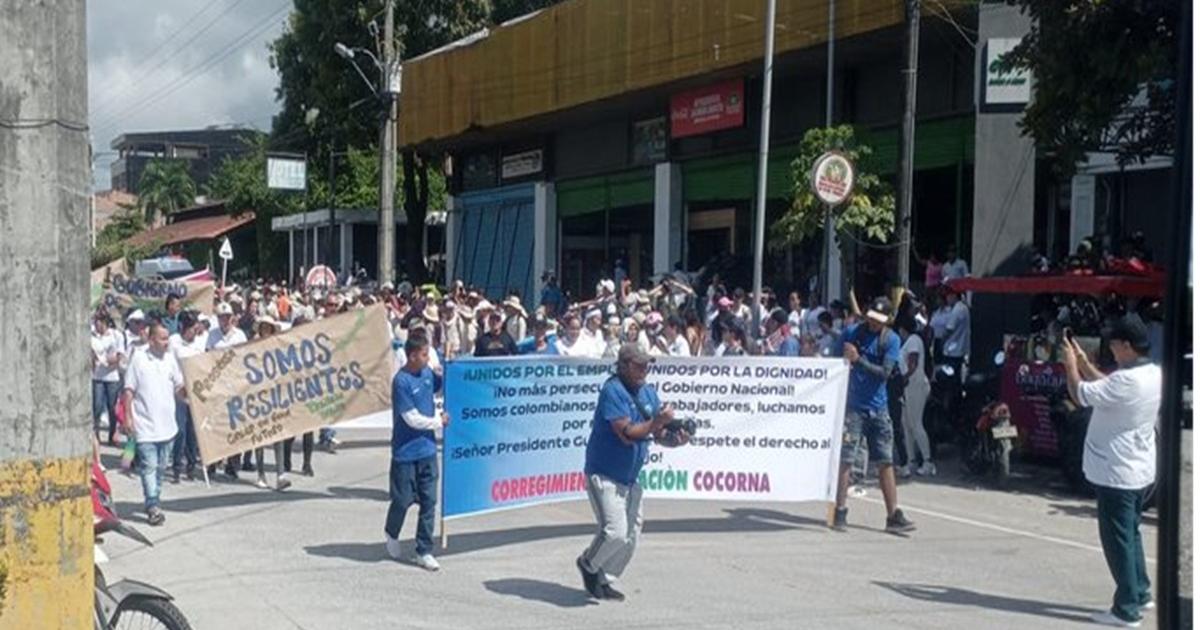 En Puerto Triunfo protestan contra la petición de Petro de entregar la Hacienda Nápoles a campesinos