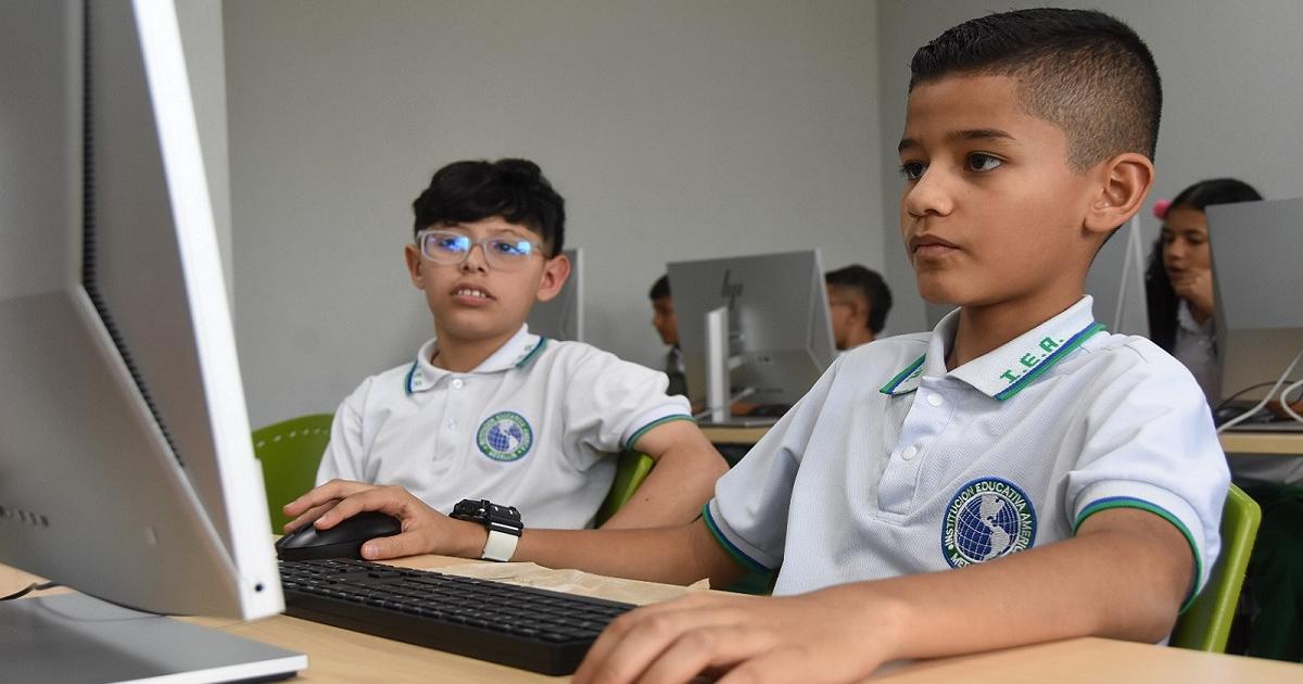Reactivan la estrategia de Educación Complementaria para más de 15 mil estudiantes en Medellín