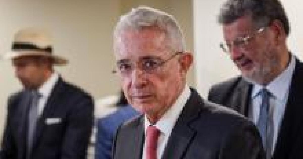 Uribe espera fallo judicial entre mensajes de respaldo