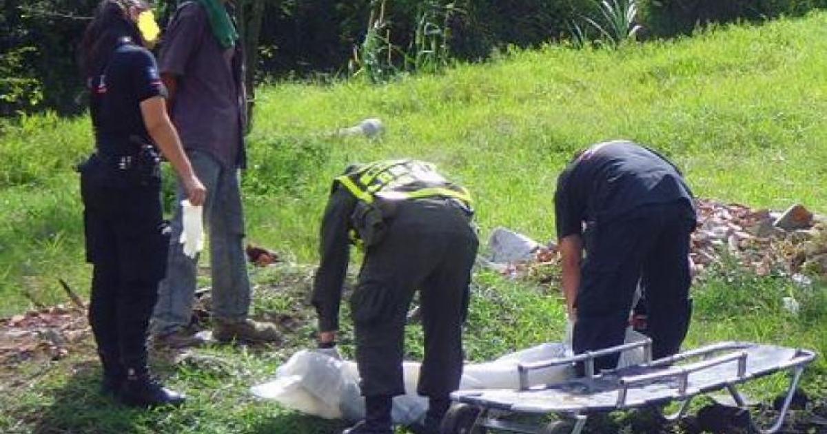 Mataron a una mujer y le pusieron un cartel que decía “por extorsionista” en Sabanalarga