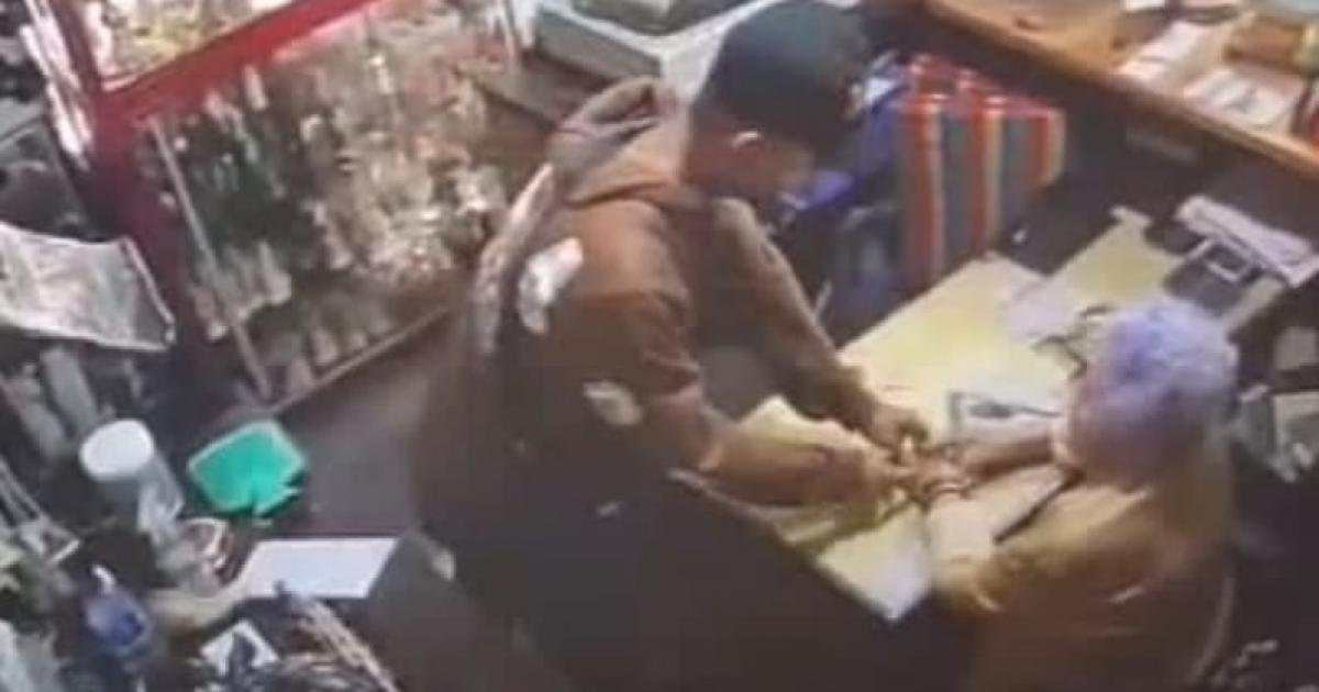 [Video] Ladrones sin escrúpulos: Le robaron a una abuelita y empelotaron al dueño de un local en Medellín