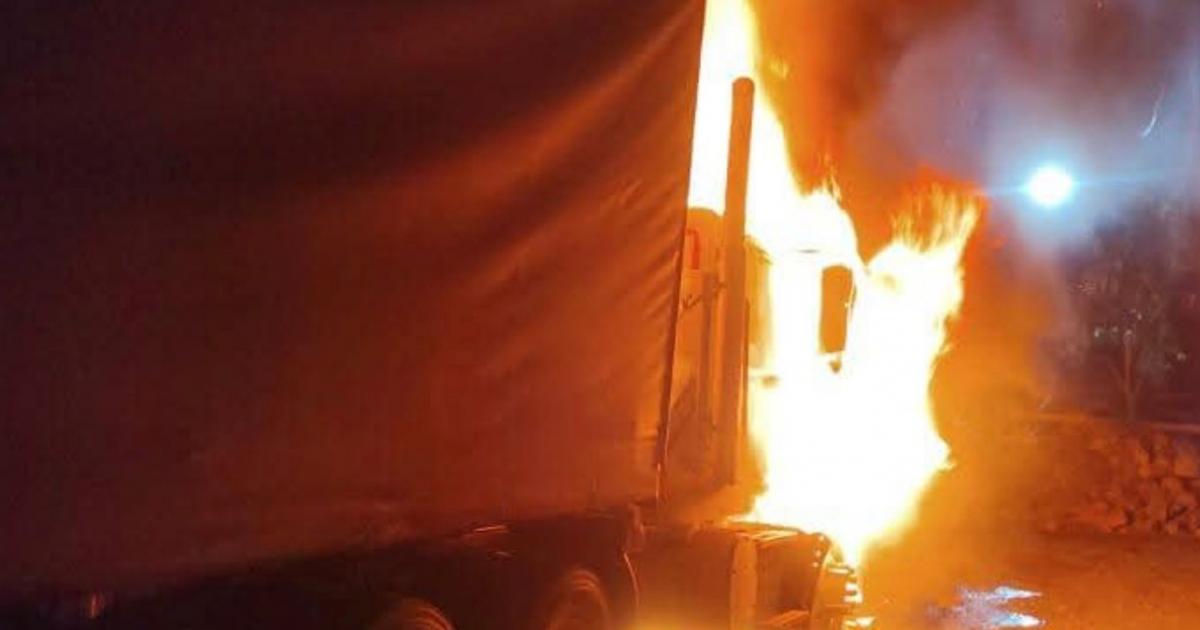 Incineran dos vehículos de carga en Puerto Valdivia, Antioquia