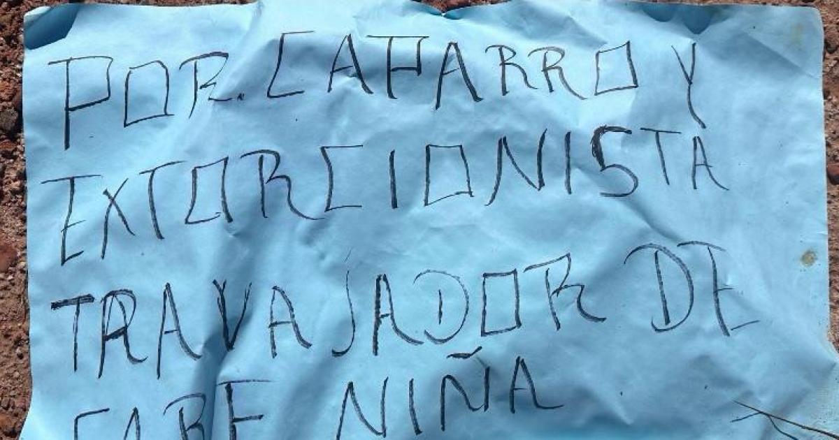 Hallan cuerpo torturado en El Bagre con cartel que lo señalaba como “caparro y extorsionista”