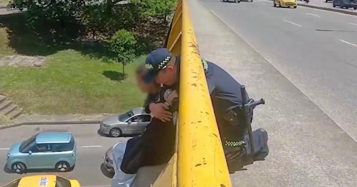 Uniforme de héroes: Policía evitó que joven se lanzara desde un puente en Medellín