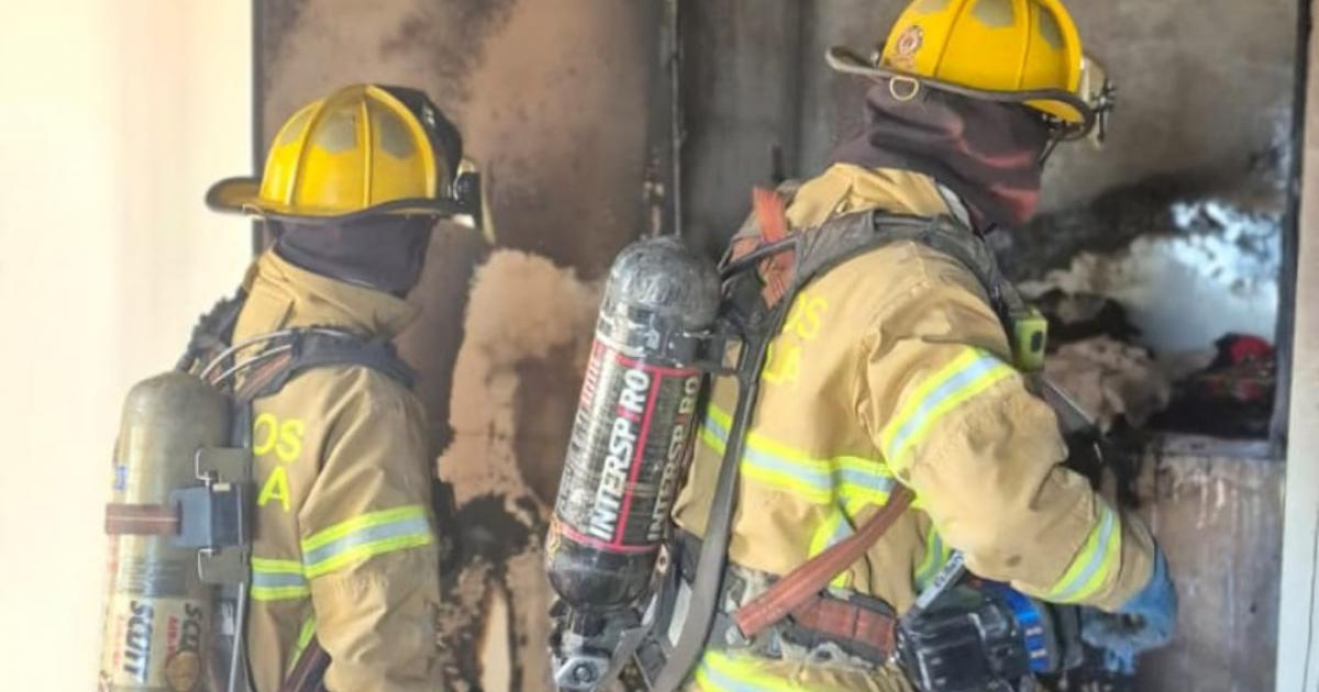 Se vistieron de héroes: bomberos rescataron a dos personas de voraz incendio en Marinilla