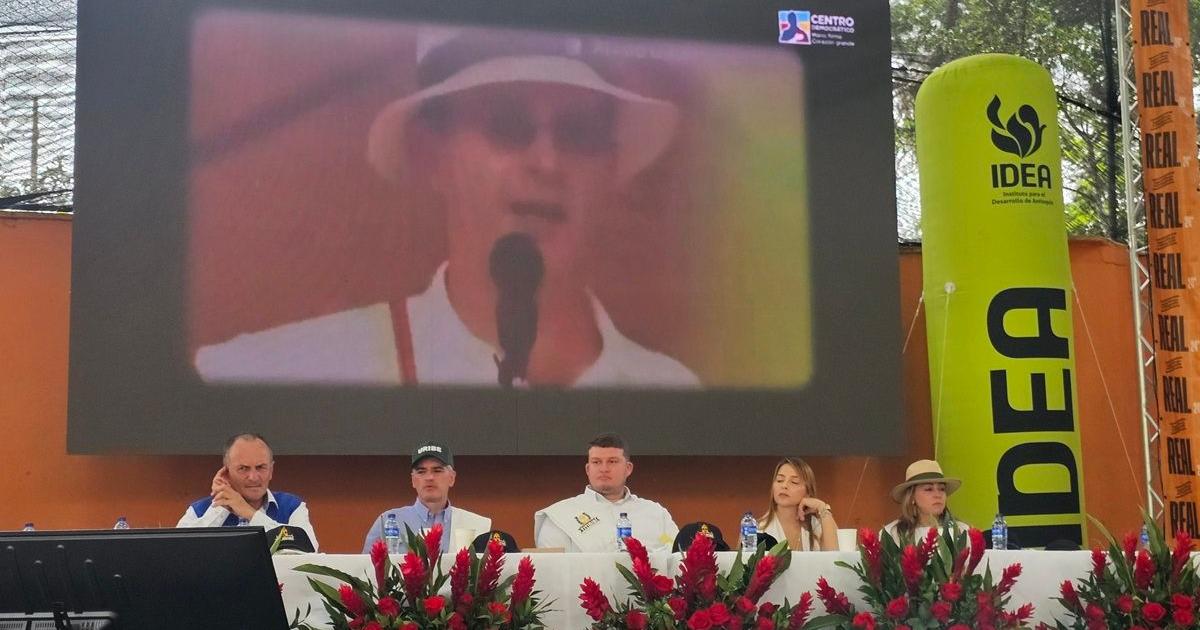 Álvaro Uribe fue homenajeado en el Encuentro de Dirigentes del Suroeste antioqueño