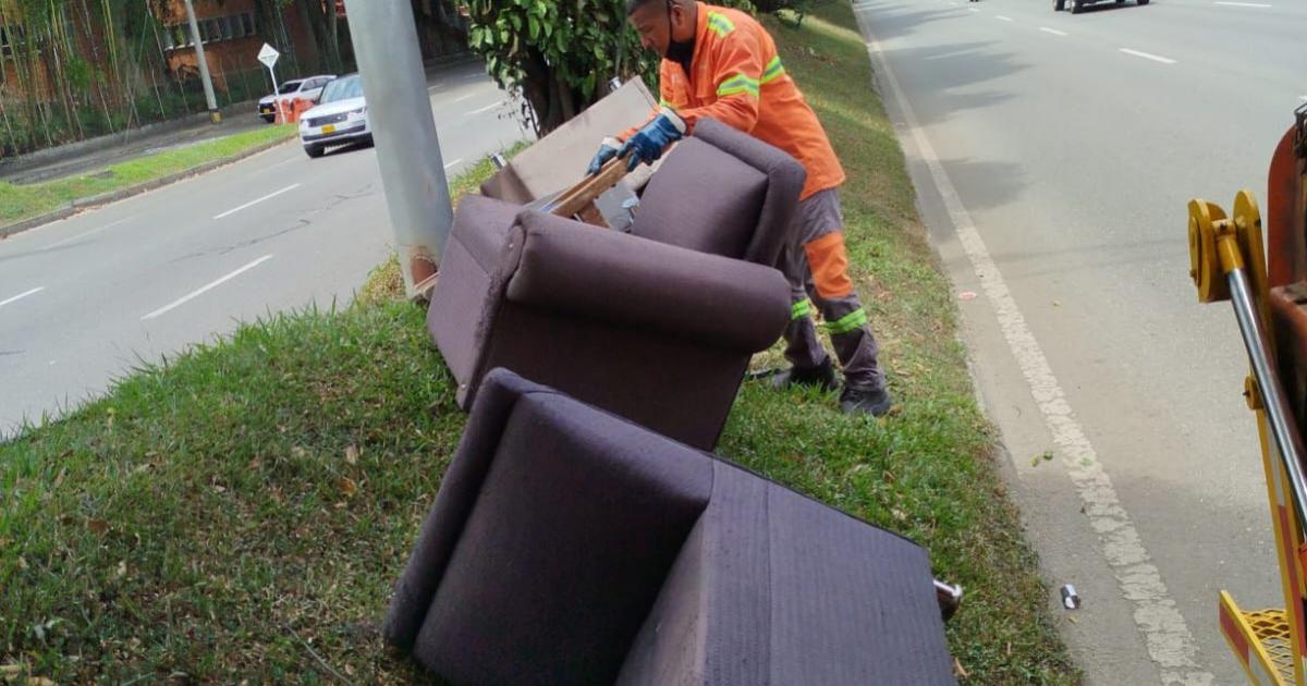 Recuperar tu sala perdida: Campaña contra el abandono de muebles en las calles de Medellín