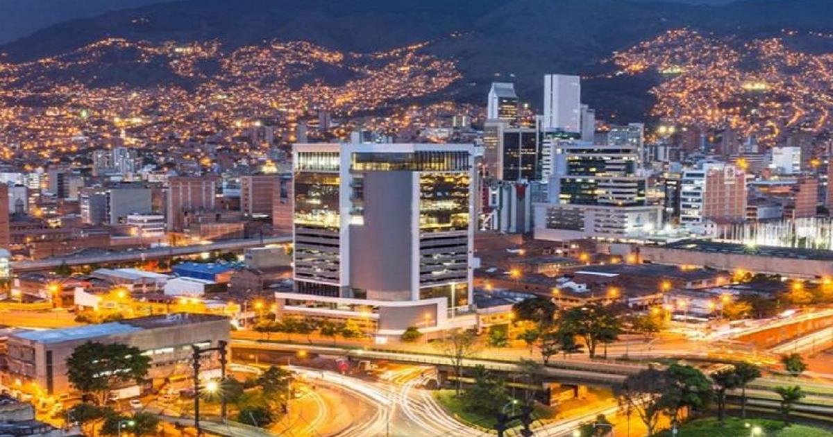 Por estos días de Feria de las Flores, Medellín extiende una hora el horario de funcionamiento de establecimientos nocturnos