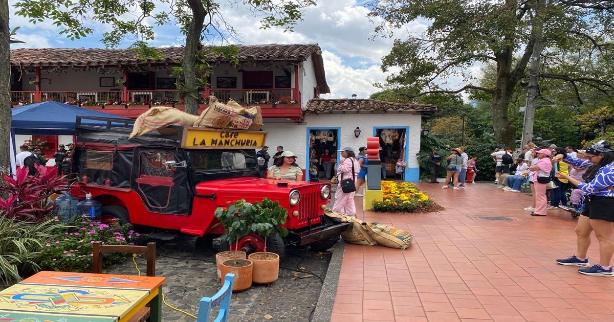 Más de dos mil flores fueron sembradas en el Pueblito Paisa