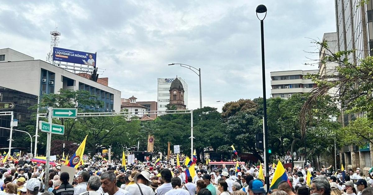 Multitudinaria e histórica movilización en Medellín por la defensa de Álvaro Uribe Vélez
