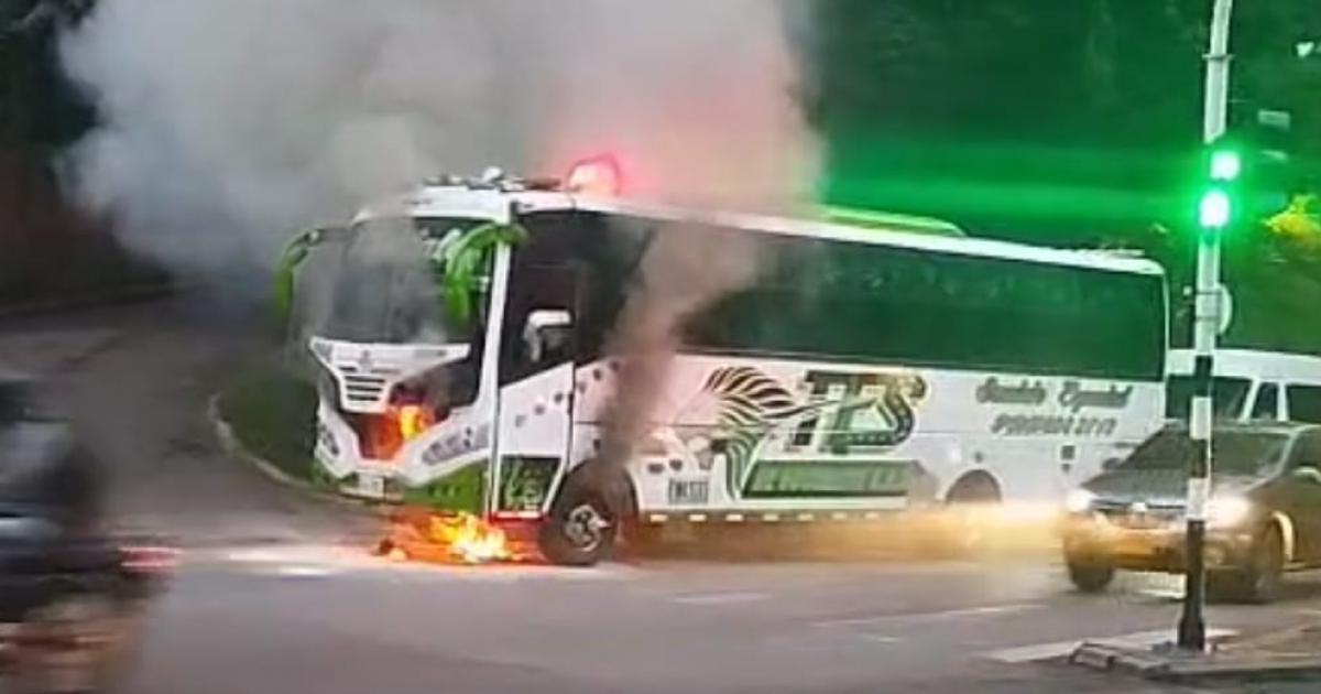 Susto en el barrio El Poblado de Medellín: Un bus se incendió y su conductor resultó lesionado