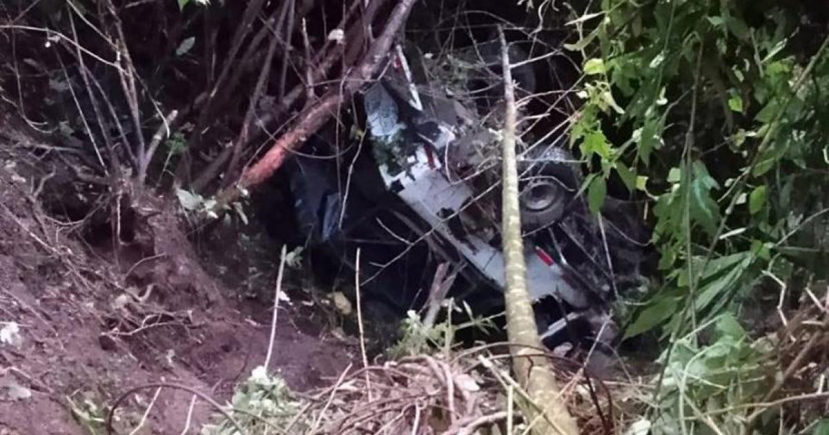 Camioneta cae a un abismo de 50 metros en Cañasgordas: siete heridos, uno de gravedad