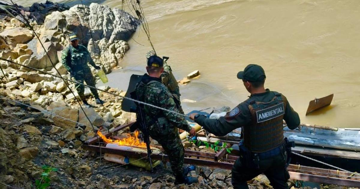 Ejército destruyó seis dragas para la minería ilegal en Antioquia