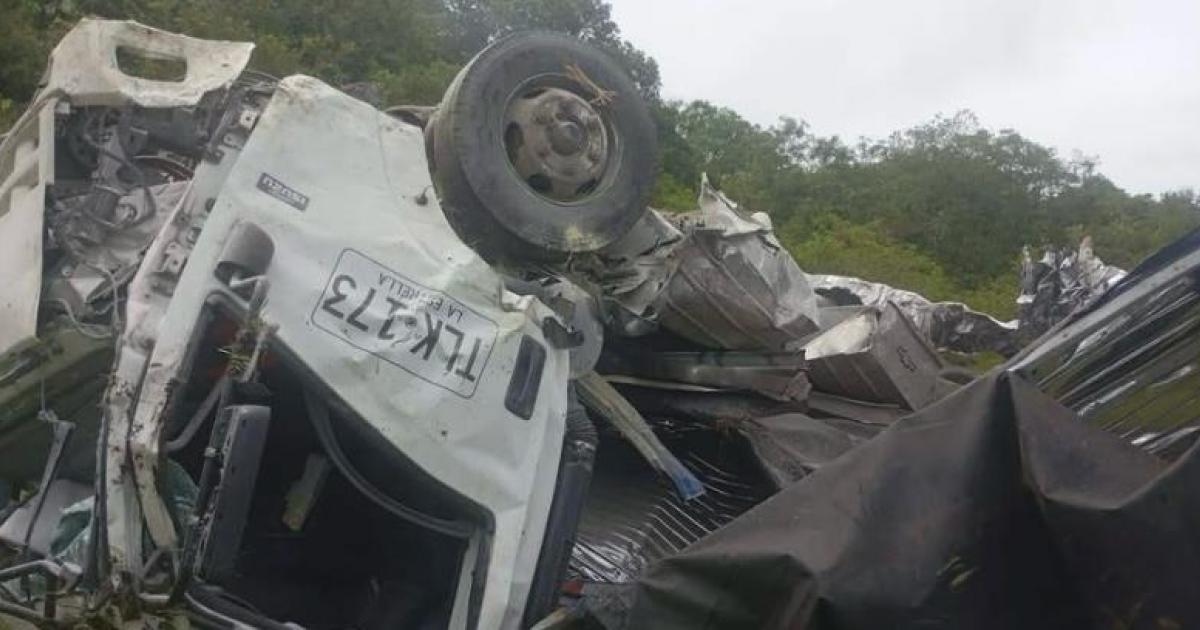 Conductor de camión vivió minutos de terror al quedarse sin frenos en Fredonia; salió ileso