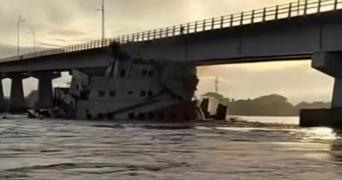 Autoridades inspeccionan puente que comunica con Yondó luego de que una embarcación chocara contra su estructura