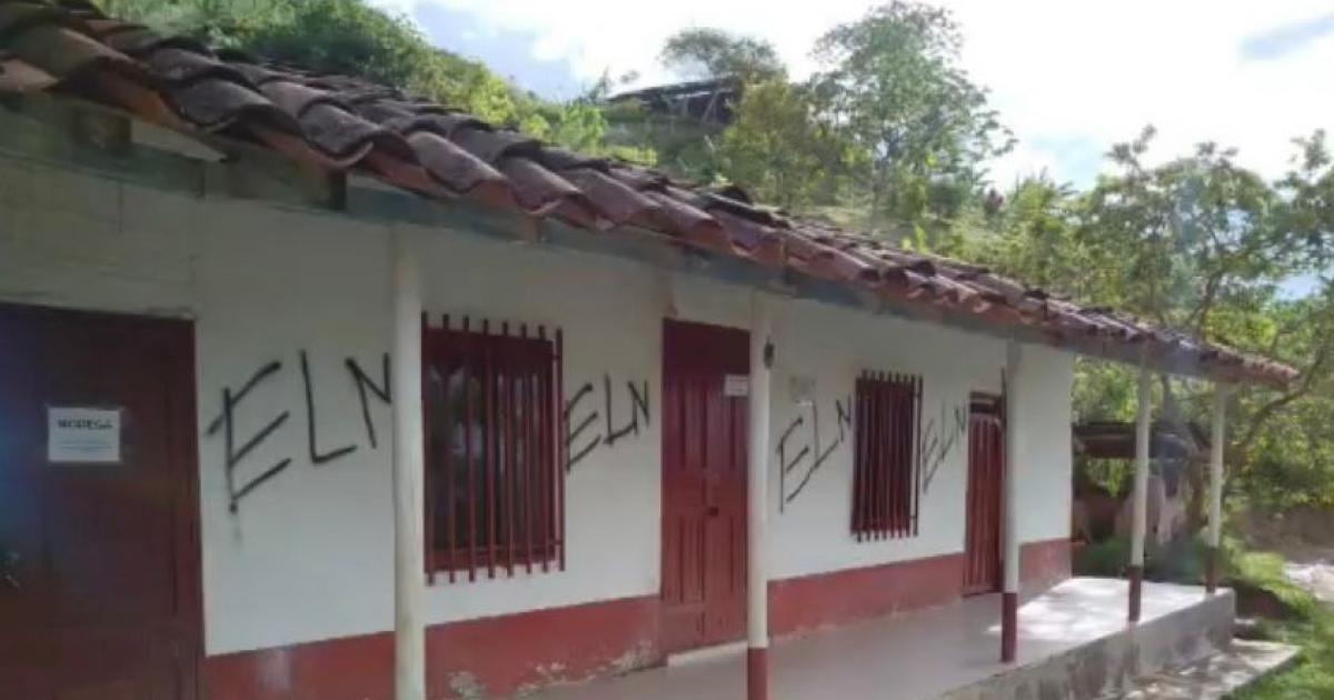 ELN pintó mensajes intimidantes en viviendas ubicadas en zona rural de Santo Domingo