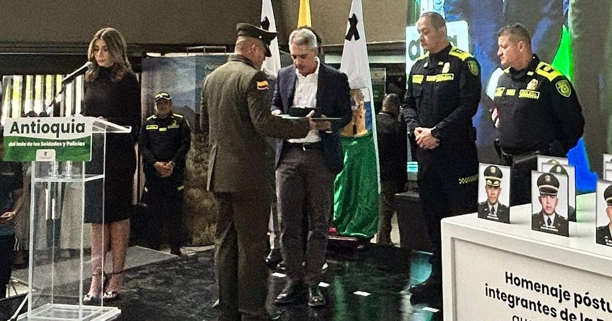 "Es una vergüenza la muerte de nuestros hijos": familiares de los 13 policías asesinados en Amalfi