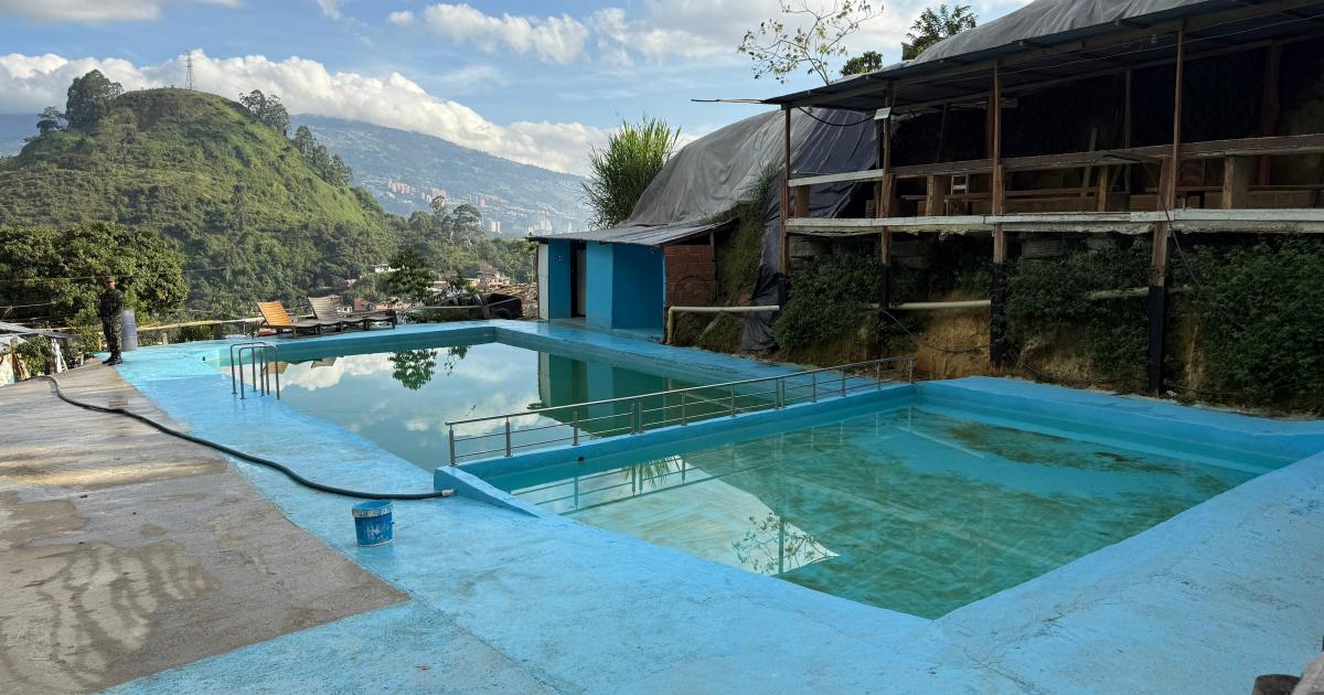 Así demolieron las piscinas ilegales que invadían el Cerro de las Tres Cruces de Medellín