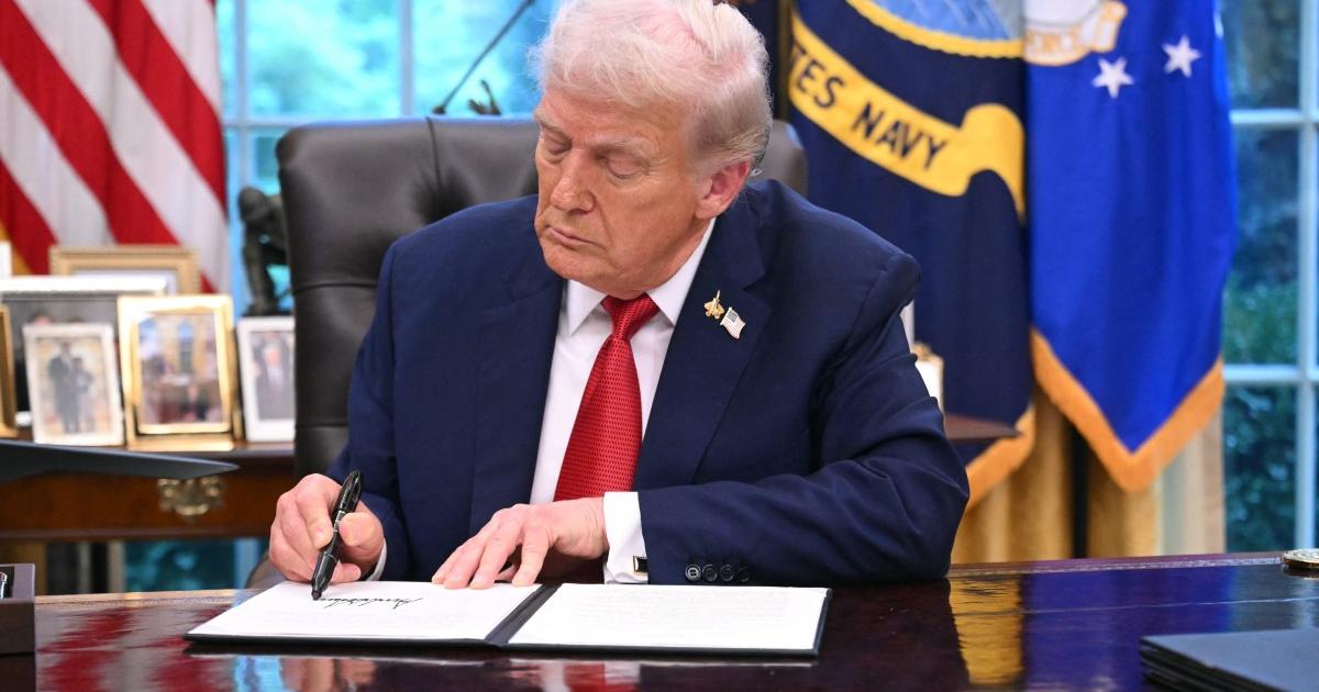 Trump confirma que impondrá aranceles a Colombia y tilda de lunático al presidente Petro