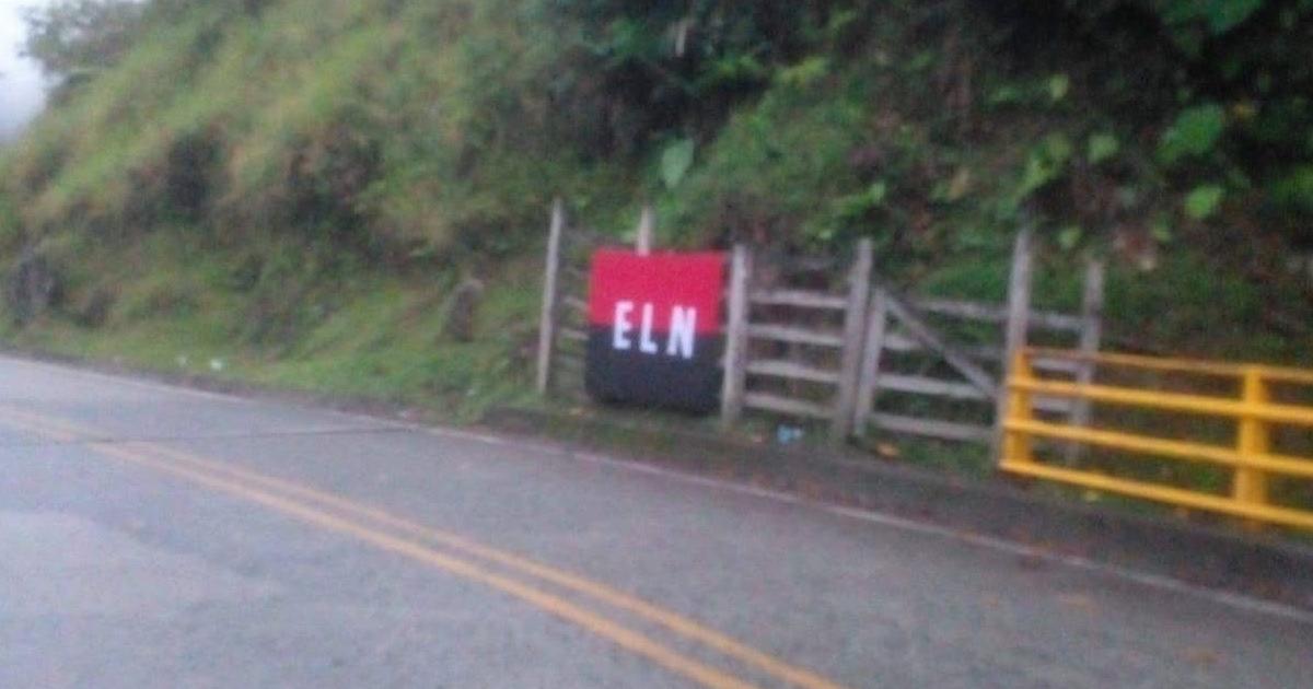 Banderas y grafitis del ELN aparecieron en la vía que comunica a Quibdó con Medellín