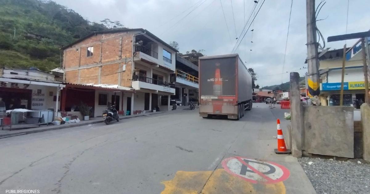 Gremio transportador de carga anunció bloqueo indefinido para este lunes en la vía Quibdó - Medellín