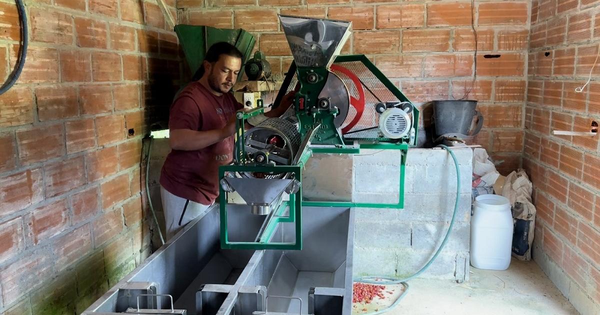 Agricultores de corregimientos en Medellín recibieron equipos mecanizados