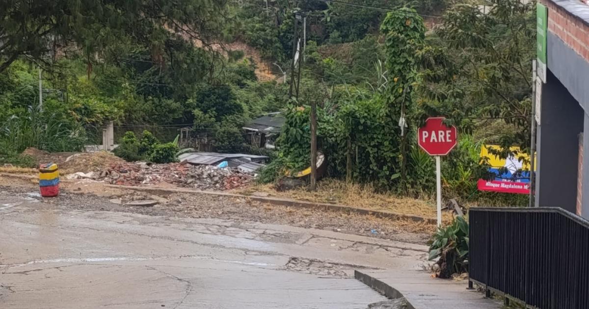 Cilindro con bandera de las disidencias frente a jardín infantil en Anorí