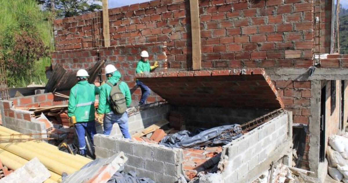 Familias sin viviendas pagaban hasta $600 mil a delincuentes en Medellín para construir una casa