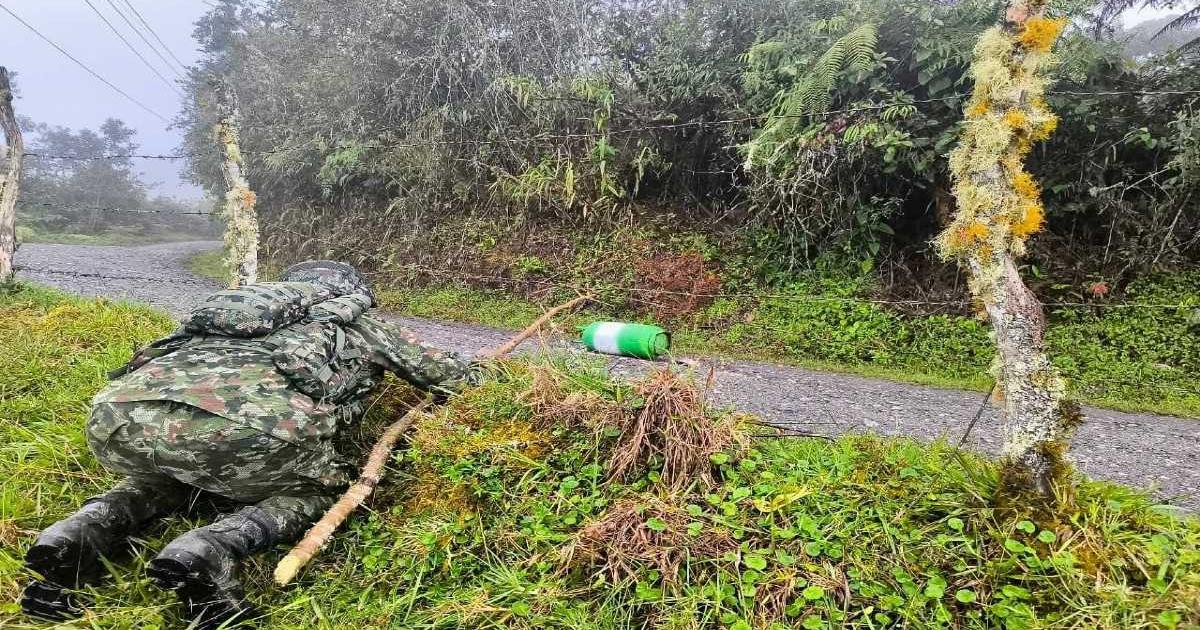 Ejército retiró cilindro que habría sido instalado por el Clan del Golfo en vías del norte de Antioquia