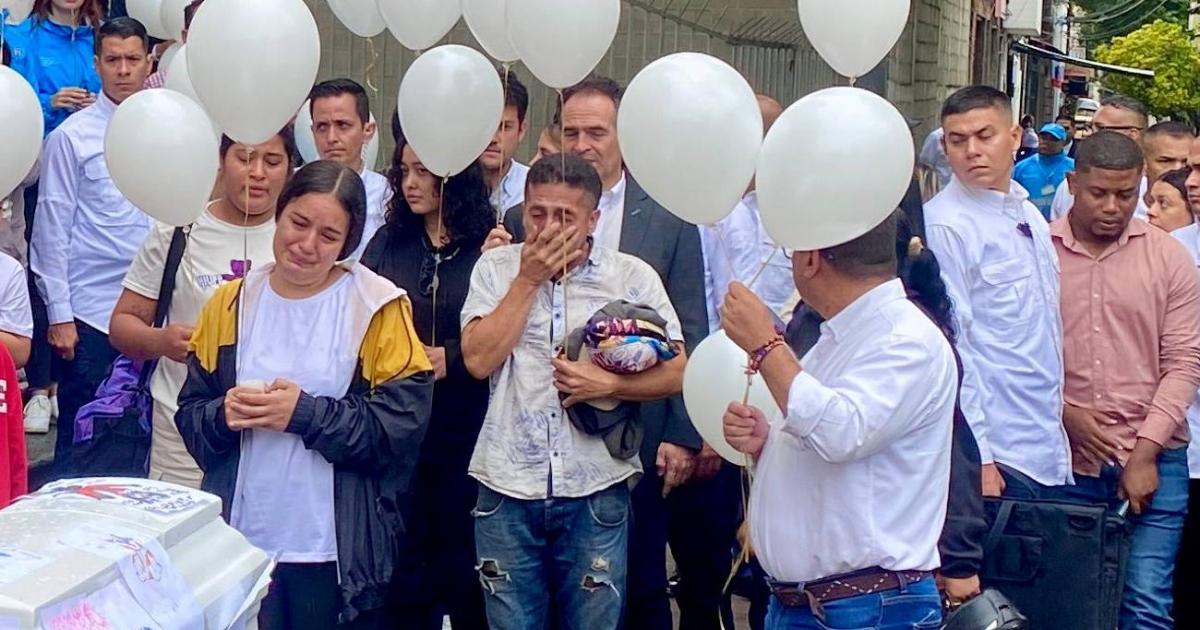 “Siempre serás un niño feliz”: dolorosa despedida en Medellín a Nairkel, víctima de alias ‘Lámpara’