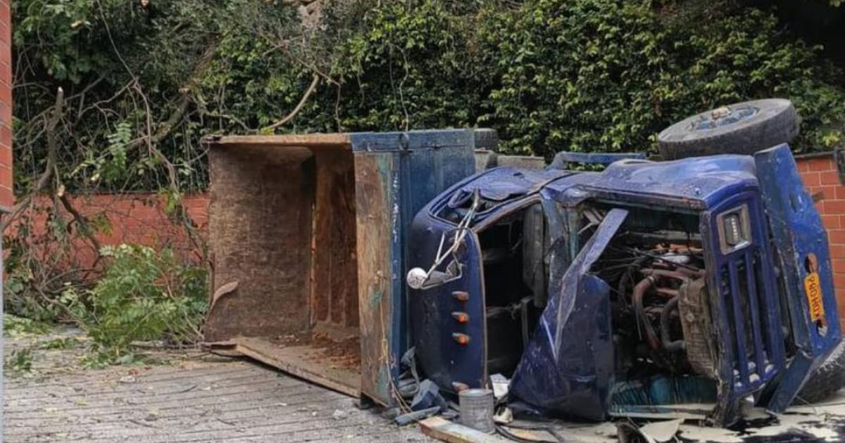 Grave accidente de tránsito: Volqueta perdió el control y terminó en una unidad residencial