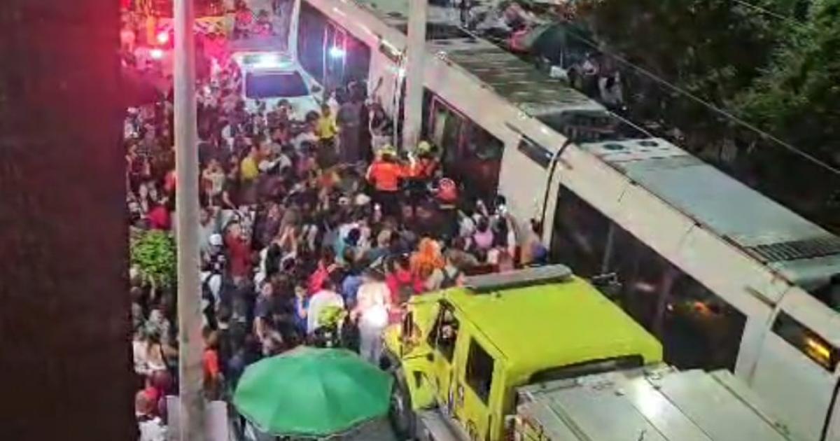 [Video] Increíble: Un motociclista quedó atrapado entre el tranvía y un poste en Medellín