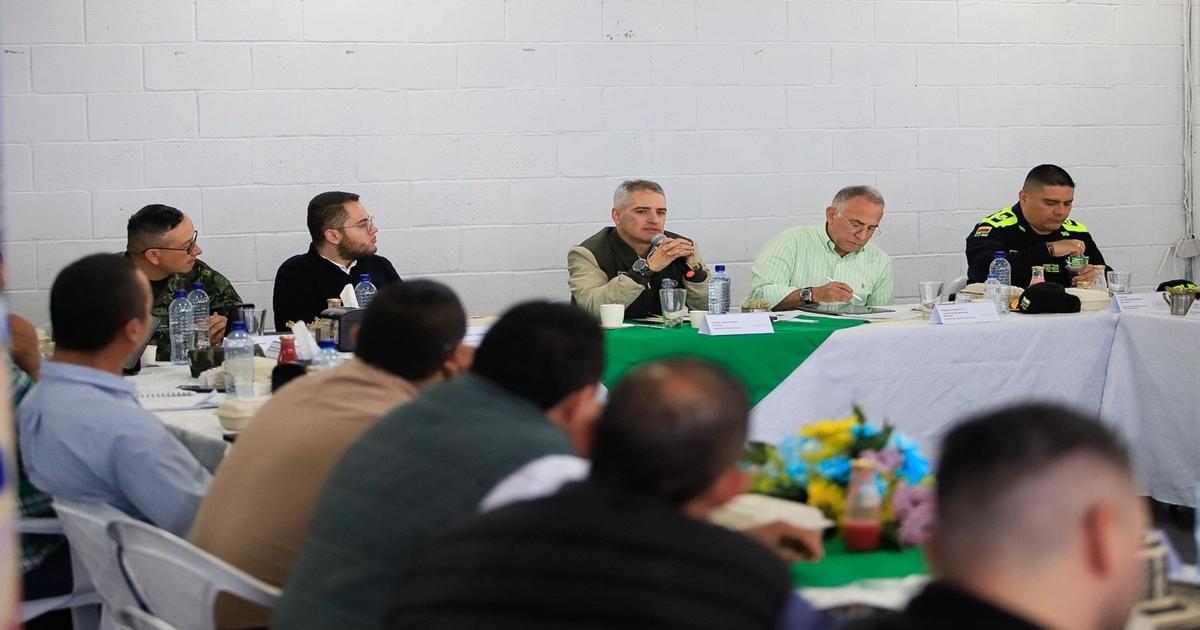 Secretario de Seguridad informa que helicóptero que transportaba al gobernador de Antioquia fue intimidado con drones