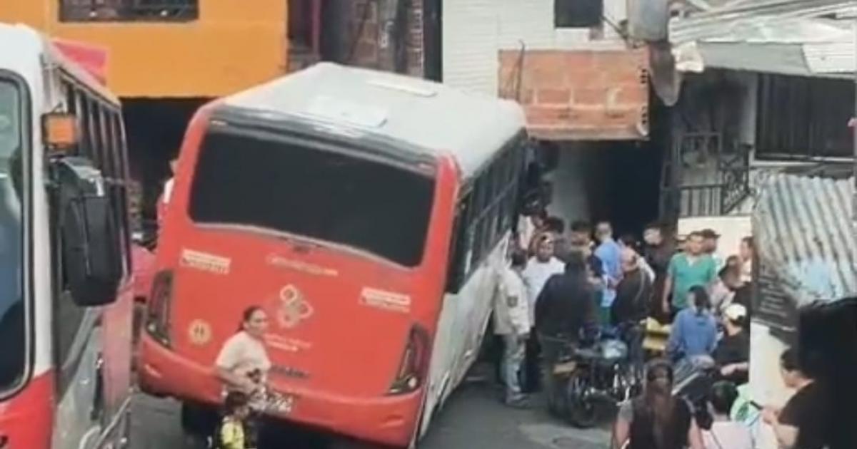 (Video) Bus sin frenos arrolló a motociclista en Medellín: El conductor se salvó de milagro en el barrio Carpinelo