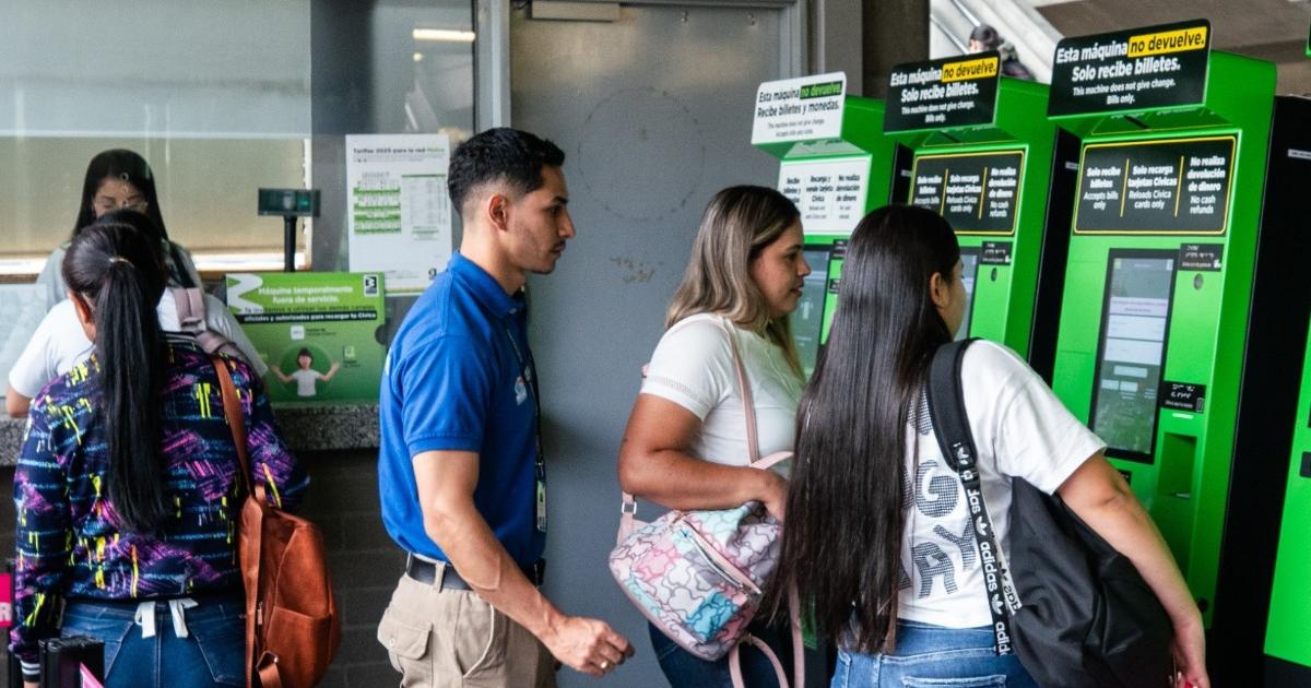 Metro de Medellín inició la celebración de sus 30 años con la adquisición de máquinas para el recargo automático