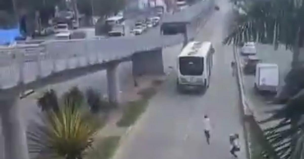 Conductor de Metroplús casi es linchado: Al escapar embistió a un habitante de calle en Medellín