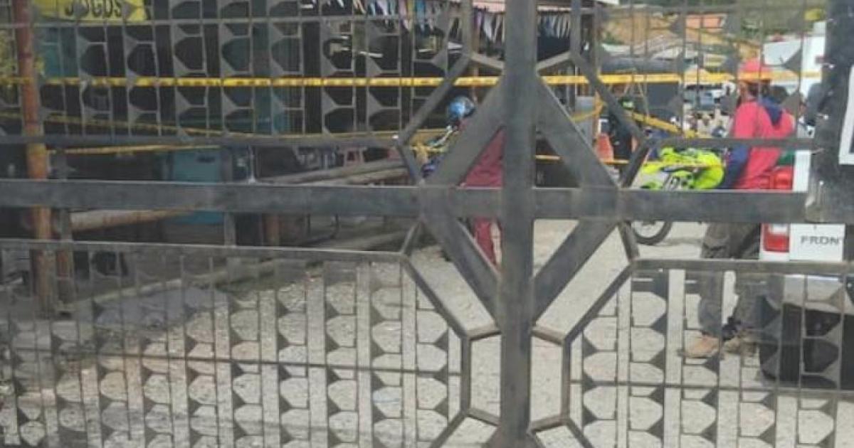 Cuatro sicarios en moto asesinaron a dos hombres dentro de un parqueadero en El Santuario