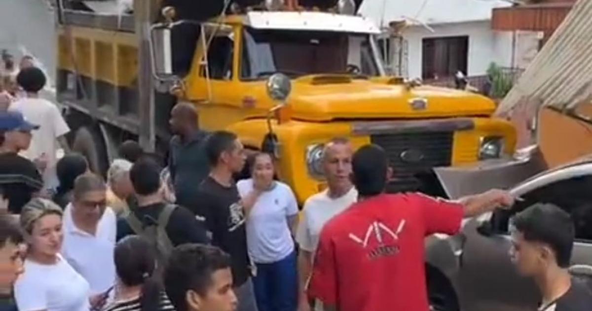 Una volqueta sin frenos casi provoca una tragedia en Medellín: el vehículo embistió un vehículo y dos motos