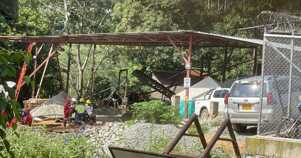 Mesa Minera pide investigar seguridad del socavón donde 23 personas siguen atrapadas en Segovia