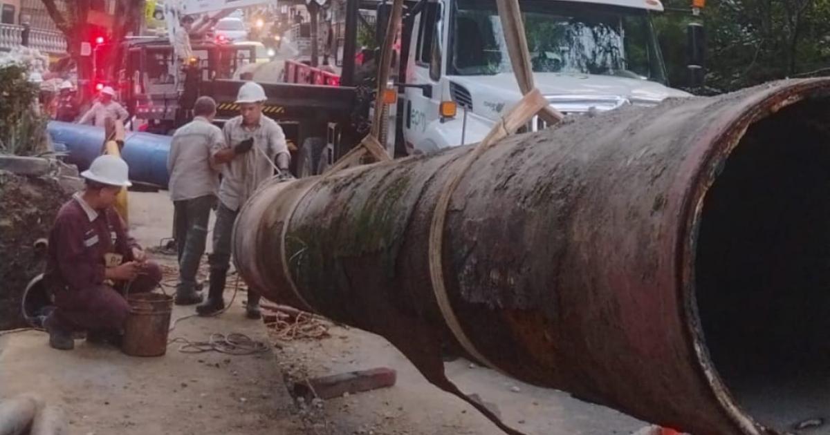 Ante la escasez, comunidades de Medellín se ven forzadas a recoger agua de quebradas