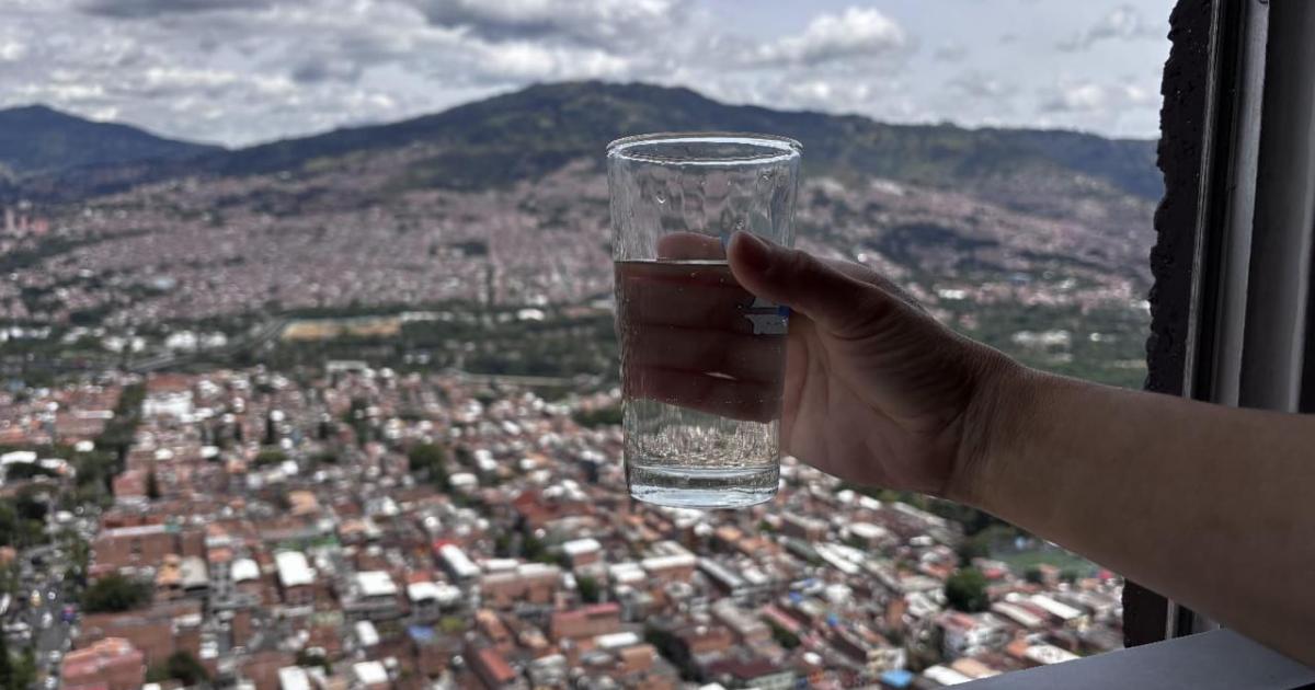 A través de acueductos aéreos, más de mil casas de Medellín tendrán agua potable