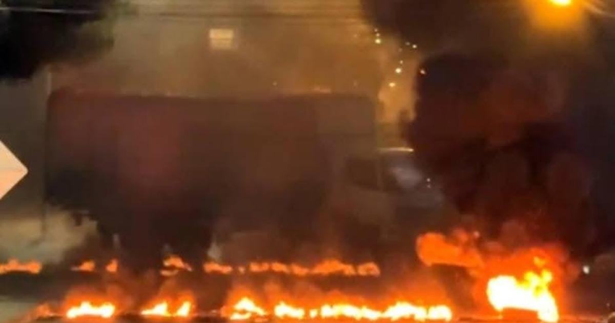 Con quema de llantas mineros bloquean la vía que comunica a Medellín con la Costa Atlántica