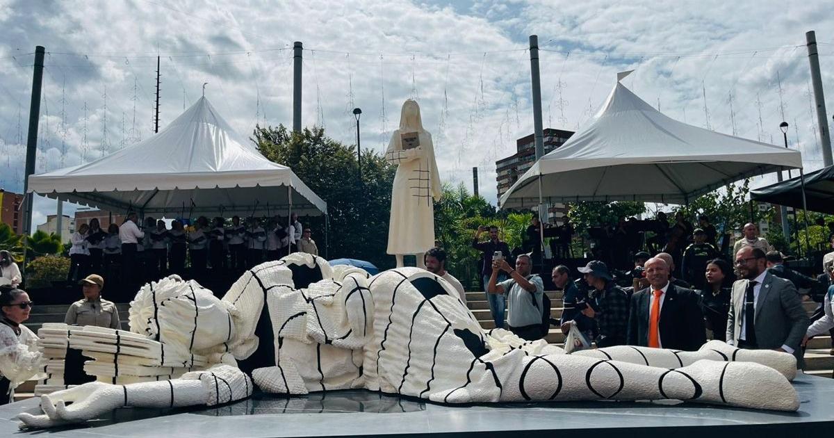 Con la entrega de la escultura 'Vacío Presente', Medellín honra a las víctimas del holocausto del Palacio de Justicia