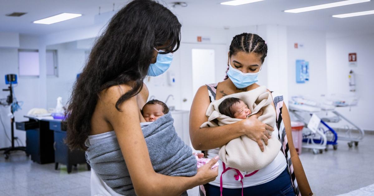 Empresa de taxis de Medellín regalará 100 vales a madres canguro para citas vitales con sus hijos prematuros