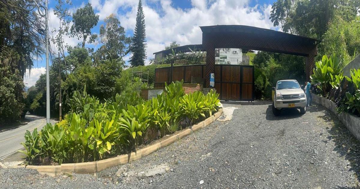 Suspenden obras de glamping en lote del exgobernador Luis Pérez y su familia, cercano al terreno de Aguas Vivas